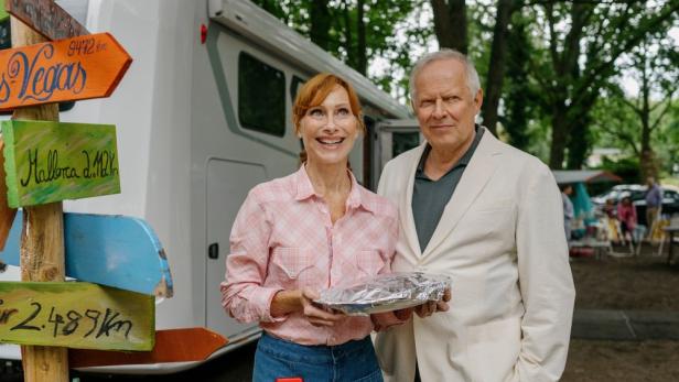 Andrea Sawatzki und Axel Milberg stehen in dem TV-Film vor einem Campingbus auf dem Campingplatz.
