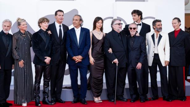 Guillermo del Toro und seine Stars aus „Frankenstein“ auf dem roten Teppich in Venedig 2025.