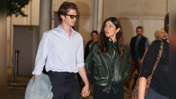 Andrew Garfield und Monica Barbaro Händchen haltend in Venedig.