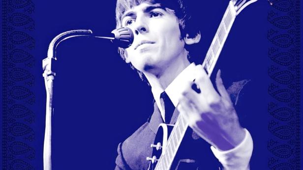 Das Cover des Albums „Concert for George“ zeigt George Harrison mit Gitarre am Mikrofon.