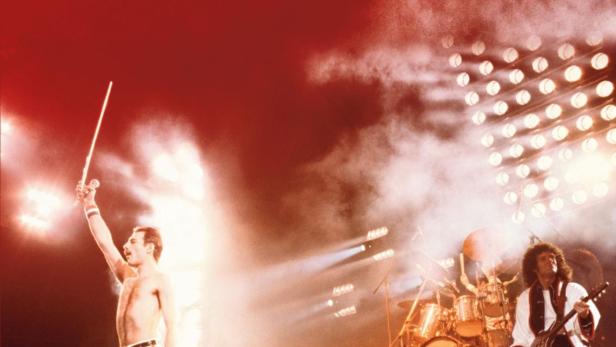 Freddie Mercury von Queen tritt live im Bowl auf.