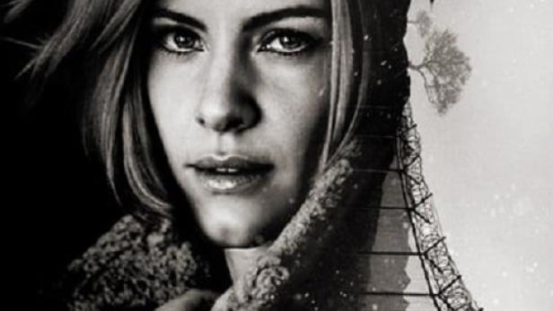 Das Filmplakat für „Den Röda Vargen“ zeigt eine Frau vor einer Winterlandschaft mit Stacheldraht.