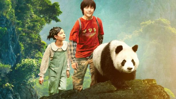 Ein Junge, ein Mädchen und ein Panda stehen auf einem Felsen, Filmplakat „Moon, der Panda“.