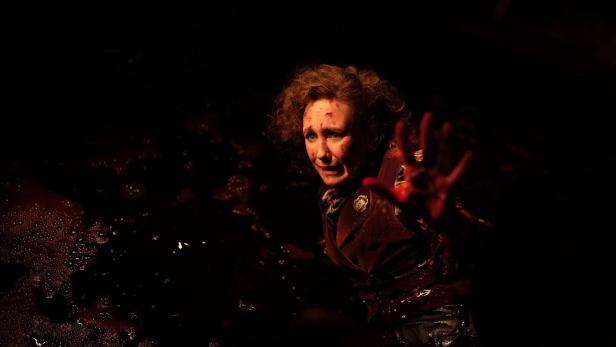 Vera Farmiga in „Conjuring 4“ droht in einer dunklen Flüssigkeit zu versinken.