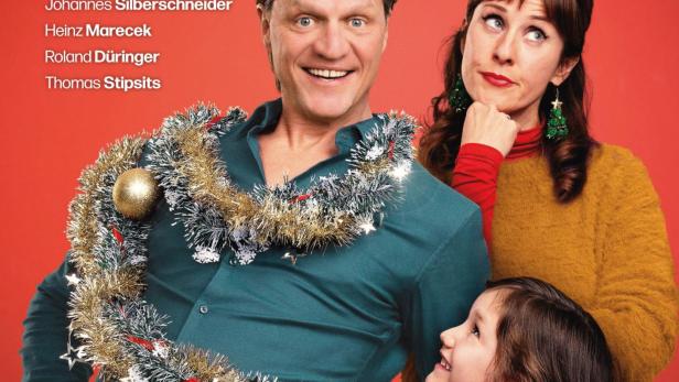 Gery Seidl mit Lametta-Guirlande um den Körper geschlungen auf dem Filmplakat zu „Aufputzt is‘“.