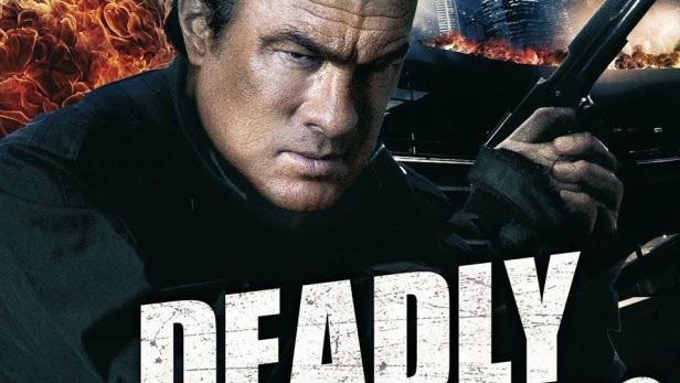 Das Filmplakat für „Deadly Crossing – Tödliche Grenzen“ zeigt Steven Seagal mit einer Waffe vor einer zerstörten Stadt.