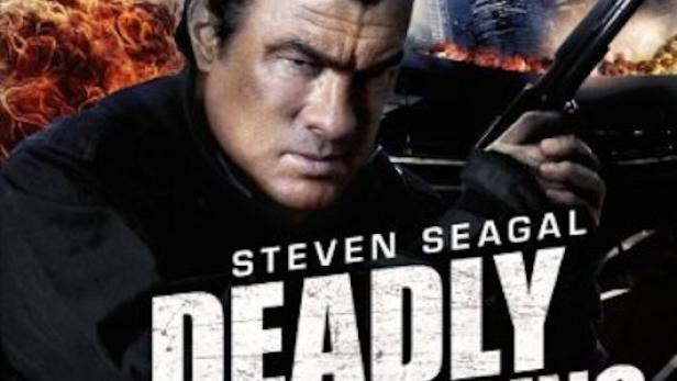 Das Filmplakat für „Deadly Crossing“ mit Steven Seagal vor einer zerstörten Stadt.