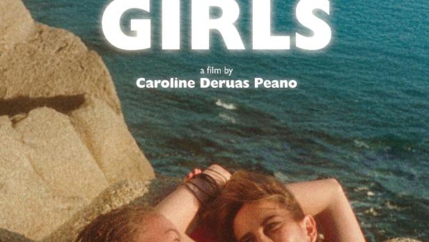 Das Filmplakat für „Stereo Girls“ zeigt zwei junge Frauen vor dem Hintergrund des Meeres.