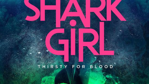 Das Filmplakat für „Shark Girl“ zeigt eine Frau im Wasser über einem Hai.
