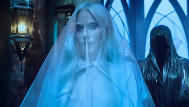 Weiß verschleierte Lady Gaga in ihrer „Wednesday“-Rolle als Rosaline Rotwood.