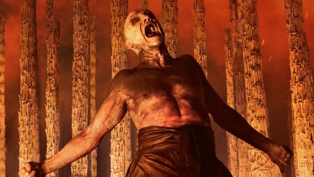 Gestalt mit nacktem Oberkörper und abgespreizten Armen beugt sich schreiend nach hinten.