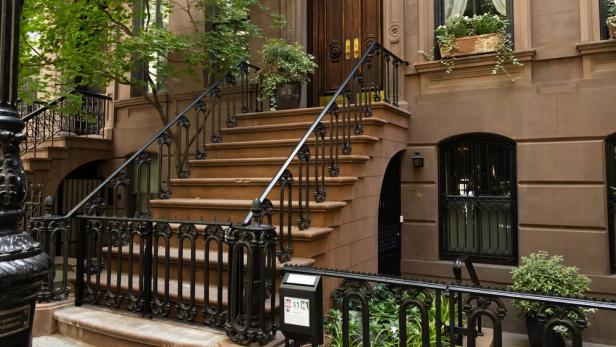 Berühmte Eingangstreppe aus „Sex and the City“ mit Zaun geschützt.