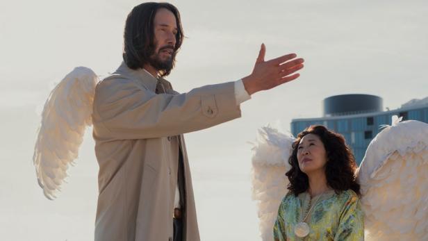 Keanu Reeves mit Engelsflügeln in einer Filmszene.