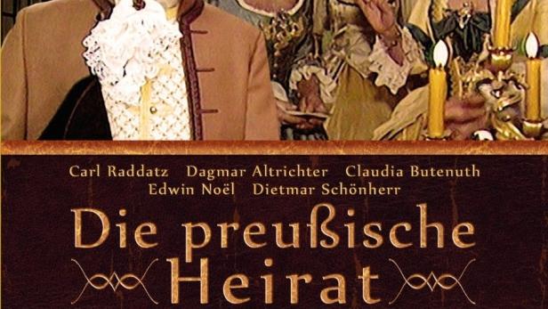 Das Filmplakat für „Die preußische Heirat“ zeigt Schauspieler in historischen Kostümen vor einem Schloss.