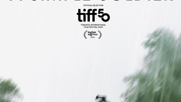 Das Filmplakat für „A Simple Soldier“ zeigt einen Soldaten im Regen.
