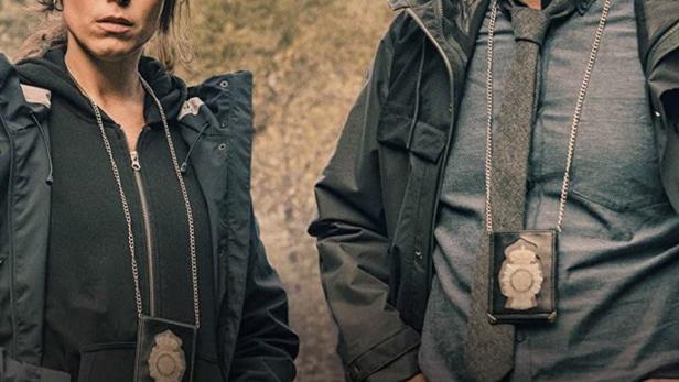 Das Filmplakat für „Infesto“ zeigt zwei Polizisten in einer ländlichen Gegend.