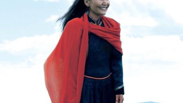 Das Filmplakat für „Die zwei Pferde von Dschingis Khan“ zeigt eine mongolische Frau in traditioneller Kleidung.