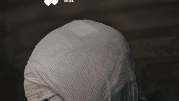 Das Filmplakat für „Roqia“ zeigt eine Person mit bandagiertem Kopf.