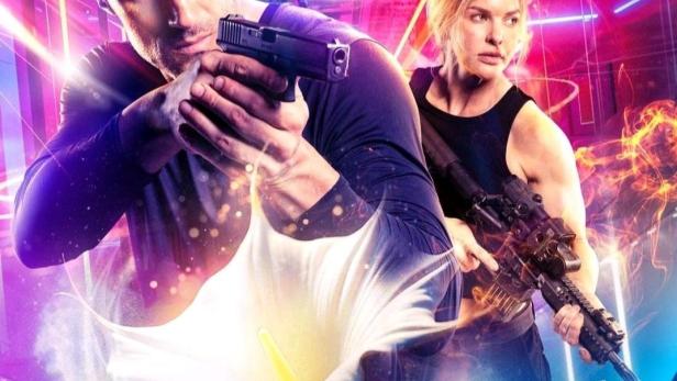Das Filmplakat für „Affinity“ zeigt Marko Zaror und Brooke Ence mit Waffen vor einem futuristischen Hintergrund.
