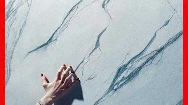 Werbeplakat für „Tosca“ der Royal Opera mit einer Hand vor einer Marmorwand.