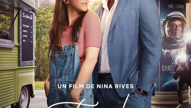 Das Filmplakat für „French Lover“ zeigt Omar Sy und Sara Giraudeau in Paris.