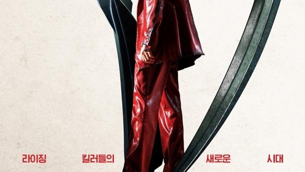 Ein Mann in einem roten Anzug steht vor zwei sichelförmigen Klingen für den Netflix-Film „Samagwi“.