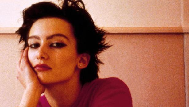 Das Filmplakat für „Mona Mur in Conversation“ zeigt ein Porträt der Künstlerin.