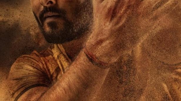 Ein Mann, umgeben von Sand, auf dem Filmplakat zu „BALTI“.