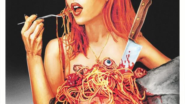 Eine Frau isst Spaghetti von einem blutigen, enthaupteten Mann mit einem Messer im Rücken.