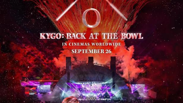 Das Filmplakat für „Kygo: Back at the Bowl“ zeigt Kygo an den Decks vor einer riesigen Menschenmenge.