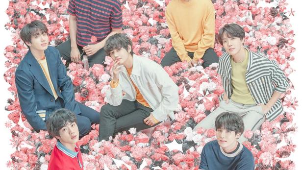 Das Filmplakat zur „2019 BTS World Tour Love Yourself“ zeigt die Bandmitglieder inmitten von Blumen.