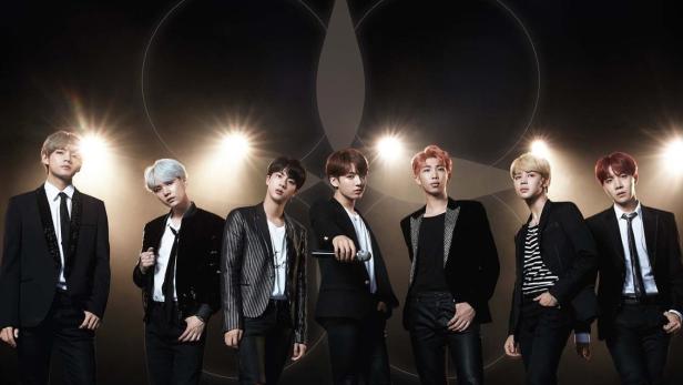 Das Poster für „BTS Live Trilogy Episode III: The Wings Tour The Final“ zeigt die sieben Bandmitglieder.