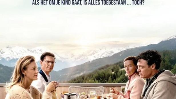 Das Filmplakat für „Voor de Meisjes“ zeigt vier Personen beim Essen vor einer Bergkulisse.