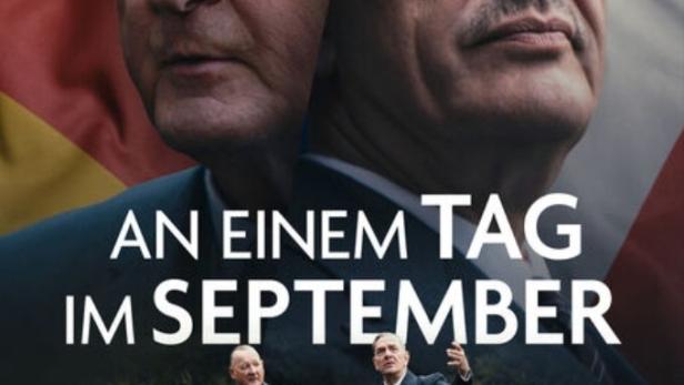 Das Filmplakat für „An einem Tag im September“ zeigt die Gesichter von zwei Männern vor deutschen und französischen Flaggen.