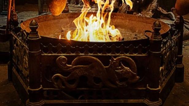 Ein Kaminfeuer mit Verzierungen im Stil der Serie „The Witcher“.