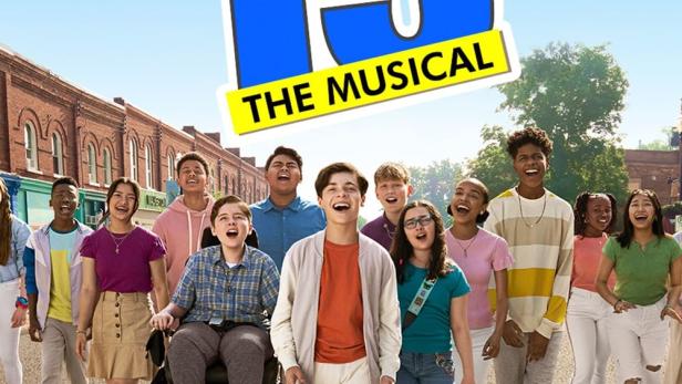 Das Filmplakat für „13: Das Musical“ zeigt eine Gruppe Teenager auf einer sonnigen Straße.