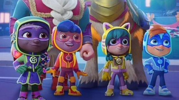 Das Action Pack-Team steht mit einem Weihnachtsmann und einem Rentier vor einer verschneiten Stadt, wie im Film „Action Pack Saves Christmas“.