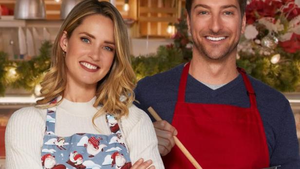 Ein Mann und eine Frau stehen in einer Küche, wahrscheinlich für den Film „Das perfekte Weihnachtsdinner“.