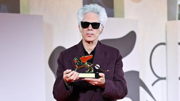 Jim Jarmusch hält 2025 den Goldenen Löwen in Händen.