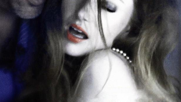 Ein Mann umarmt eine Frau; Filmposter für „Gefährliche Begierde“.