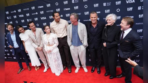 Daniel Craig umringt von seinen acht weiteren Co-Stars von „Wake Up Dead Man: A Knives Out Mystery“ in Toronto.
