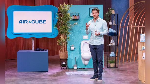 Giuseppe Leo präsentiert eine Erfindung, die schlechte Toilettengerüche absaugt.