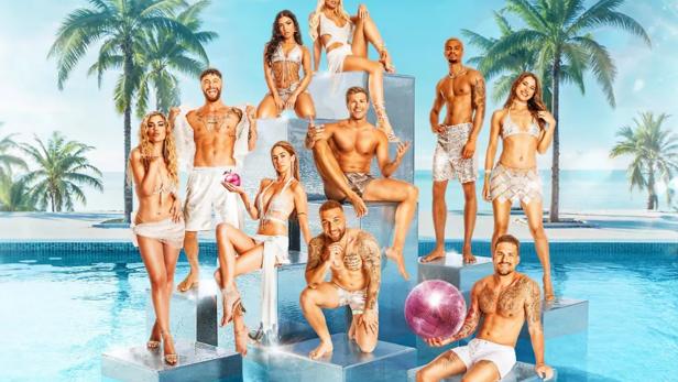 10 „Love Island VIP 2025“-Kandidaten auf einem Gruppenfoto im Pool.
