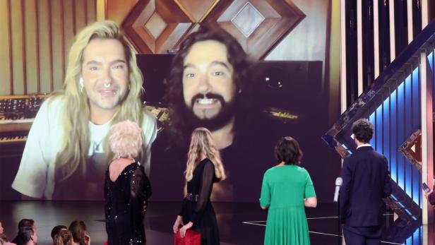 Bill und Tom Kaulitz auf Videowall zugeschaltet.