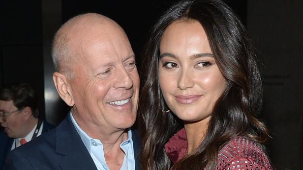 Bruce Willis lächelt seine Frau Emma Heming Willis an.
