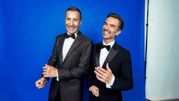 Kai Pflaume und Florian Silbereisen bei Fototermin vor Blue-Screen.