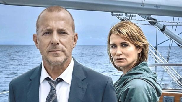 Das Filmplakat für „Die Frau im Meer“ zeigt ein Paar auf einem Segelboot.