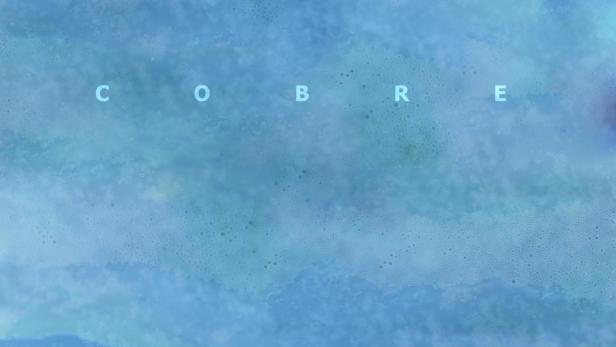 Ein abstraktes, blau getöntes Bild mit den Worten „COBRE“ und zwei verschwommenen Personen.
