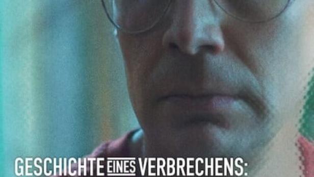 Ein Mann mit Brille auf dem Poster für „Geschichte eines Verbrechens: Der Star-Friseur“.