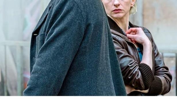 Ein Mann und eine Frau stehen vor einer Wand, im Vordergrund der Titel „Tödliche Schatten“.